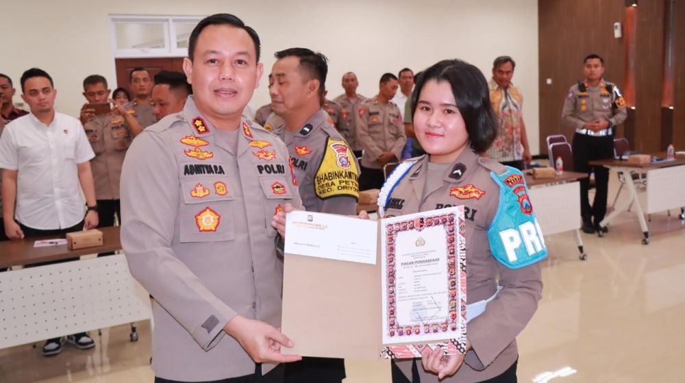 Bripda Mirabell bersama Kapolres Gresik AKBP Adhitya Panji Anom 