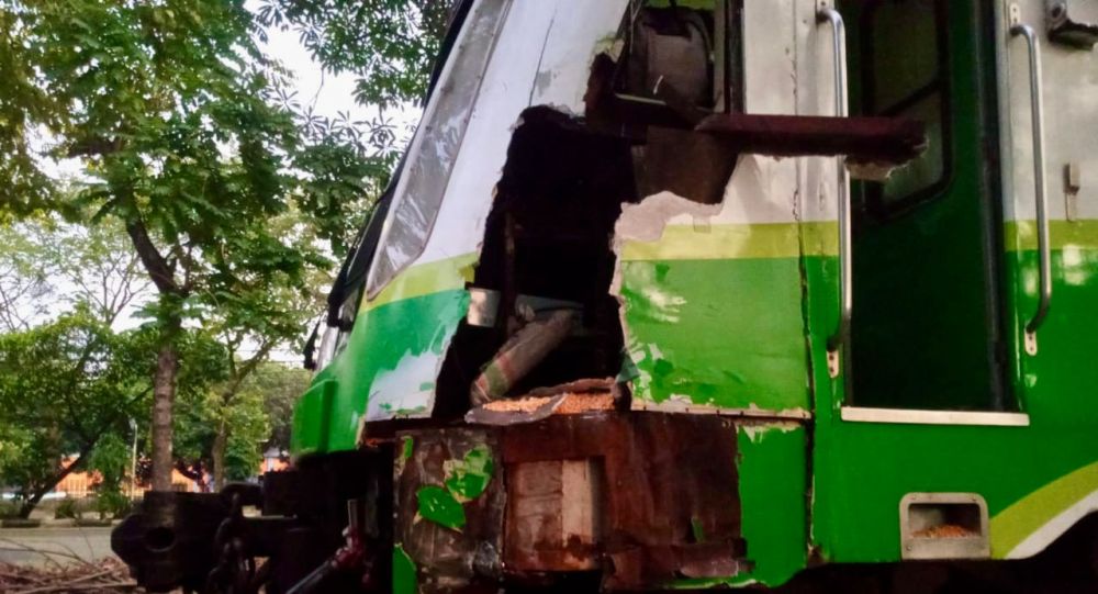 PT KAI Daop 8 Minta Maaf Perjalanan KA Terganggu, Commuterline Sindro Temper Truk
