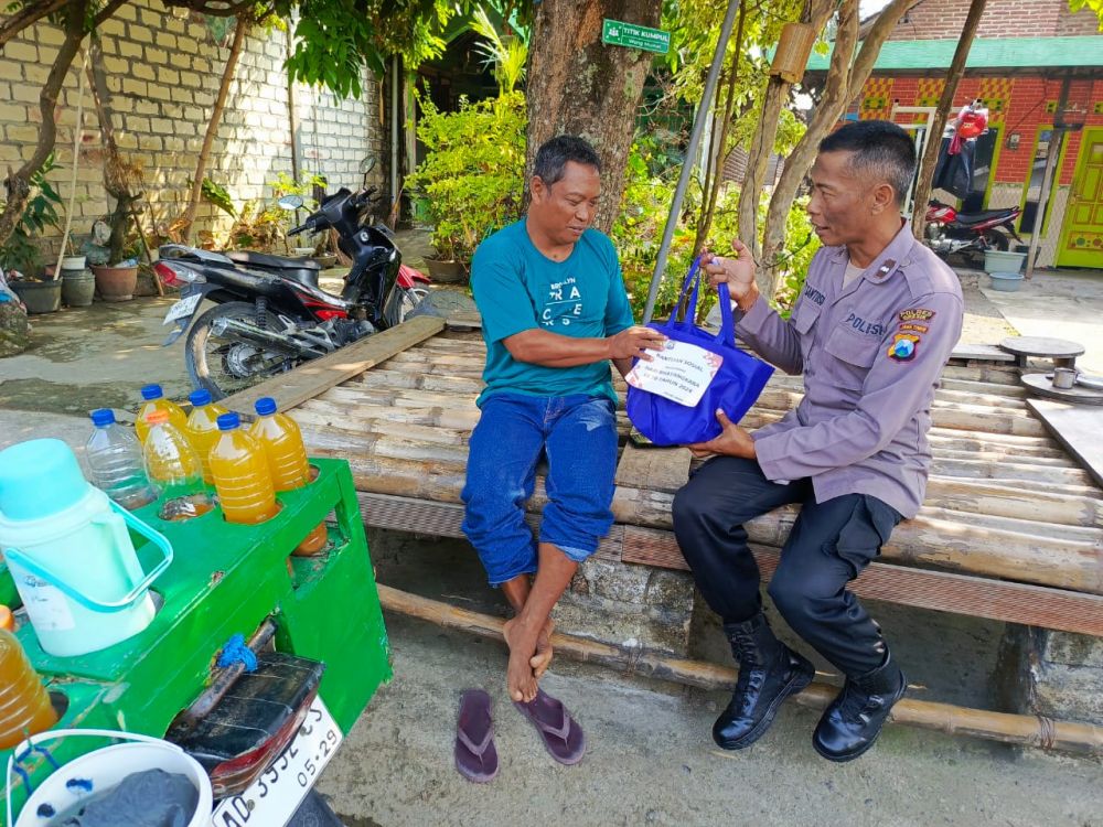 Polsek Wringinanom bagi Sembako di HUT Bhayangkara 