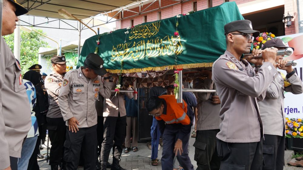 Polres Gresik antar Almarhum Aiptu Heri Sukamto ke peristirahatan terakhir