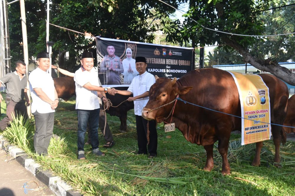Kapolres Bondowoso AKBP Lintar Mahardhono serahkan hewan Qurban