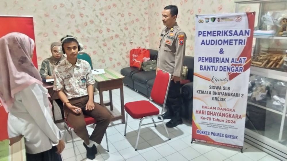 HUT Bhayangkara ke-78, Polres Gresik Gelar Pemeriksaan Audiometri dan Bantu Alat Dengar