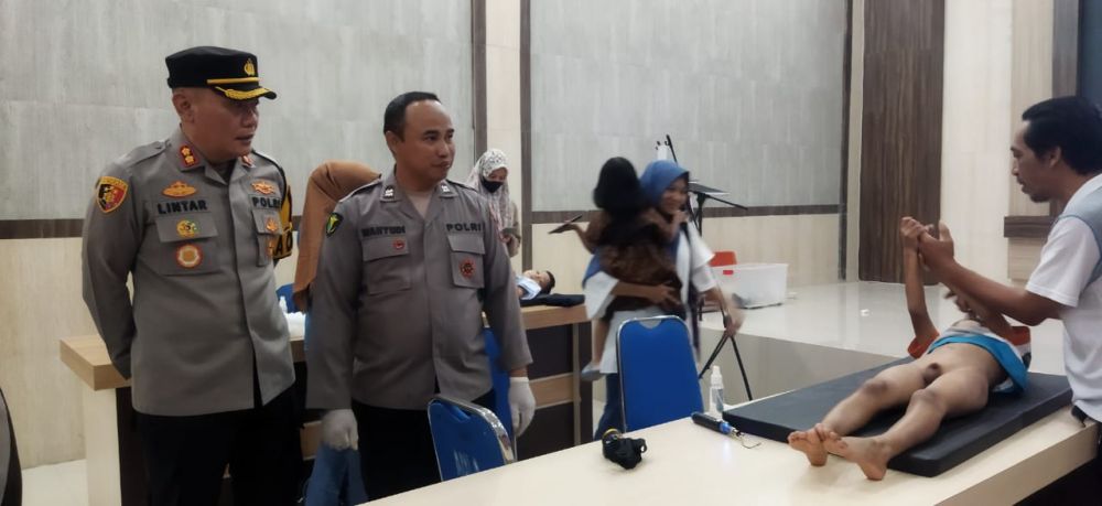 Kapolres Bondowoso AKBP Lintar Mahardhono tinjau khitan massal dan pengobatan gratis
