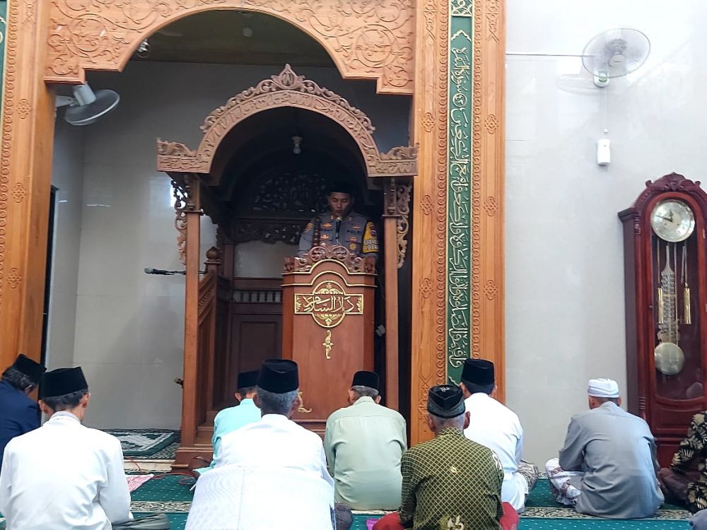 Kapolsek Menganti AKP Roni Ismullah saat berikan ceramah di masjid