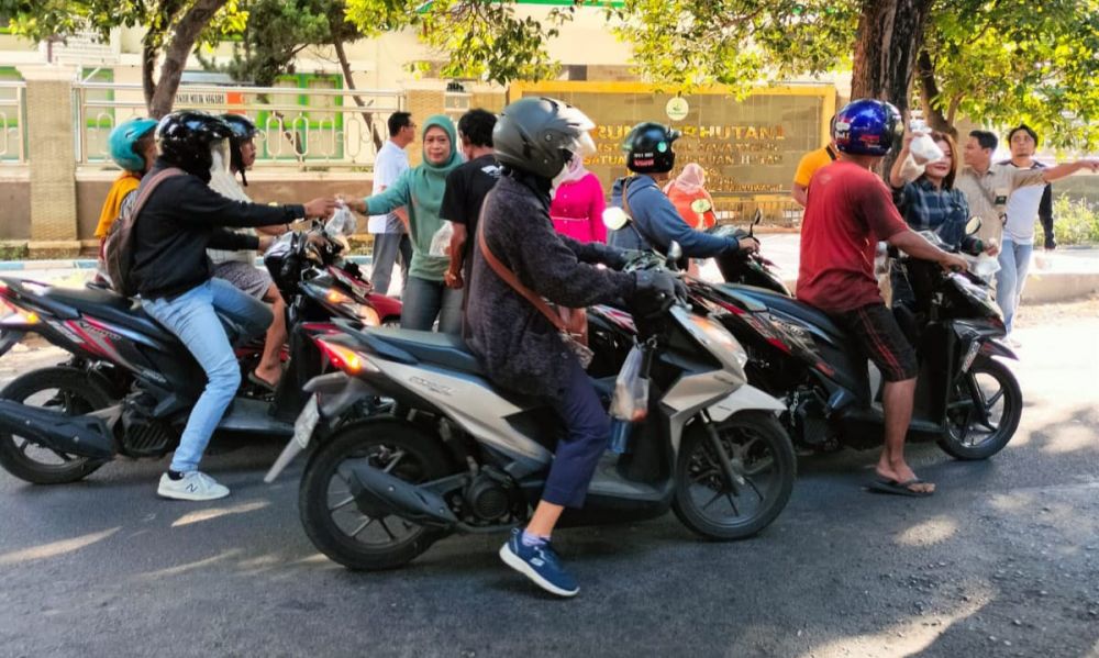 Perhutani KPH Banyuwangi Barat bagikan makanan di Jum'at Berkah