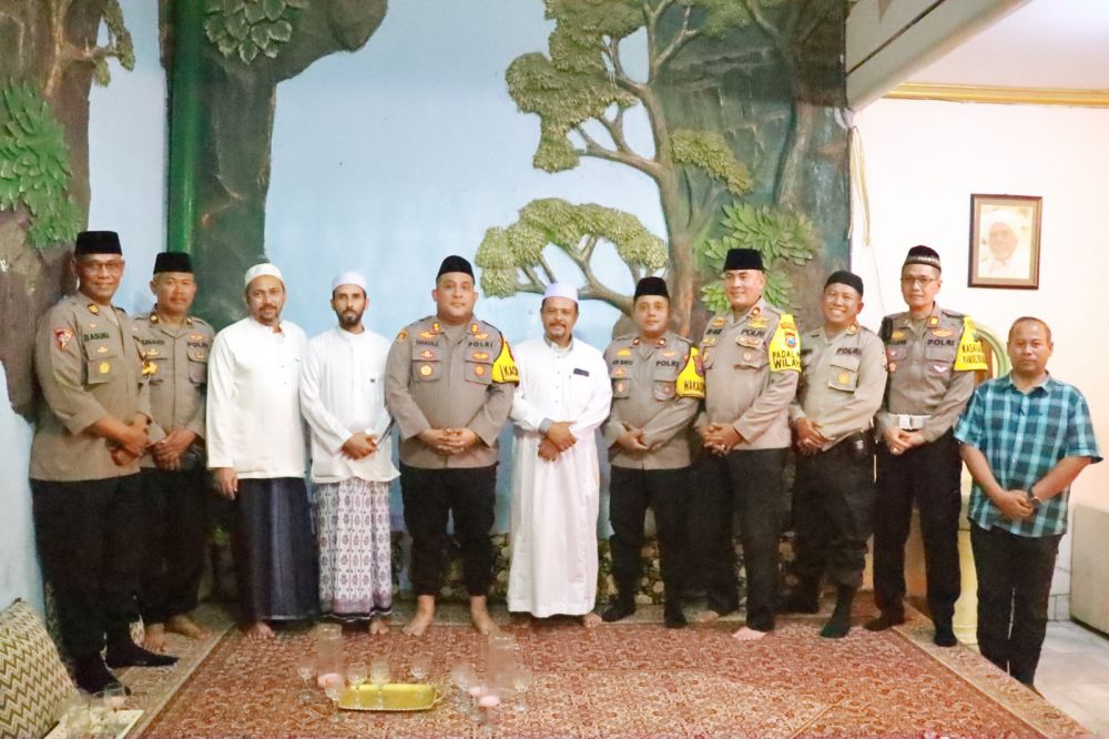 Kapolres Pelabuhan Tanjung Perak Surabaya AKBP William Cornelis Tanasale silaturahmi ke ulama