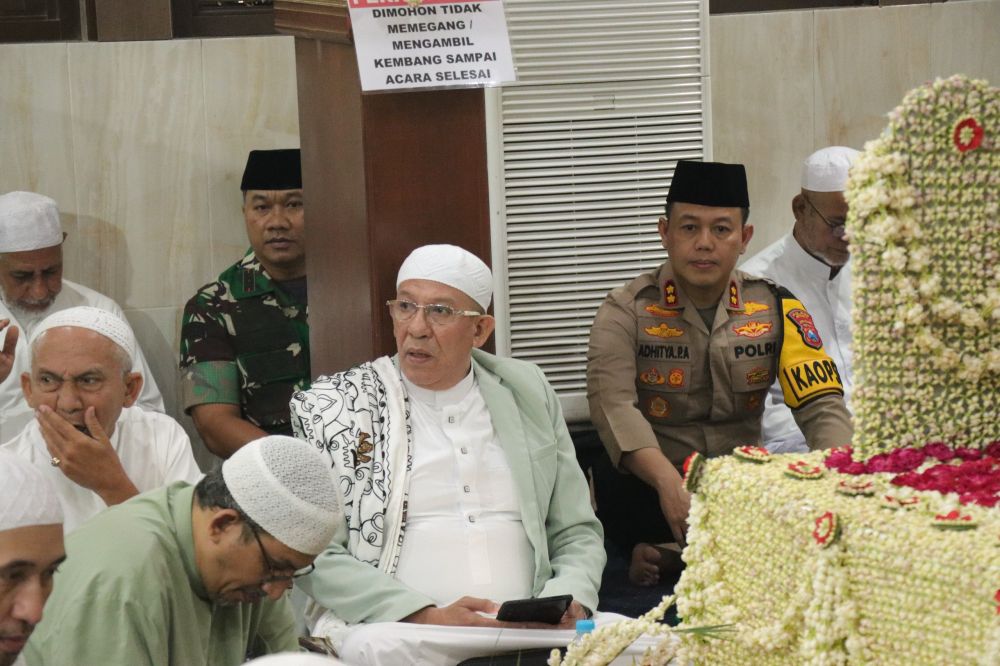 Kapolres Gresik AKBP Adhitya Panji Anom saat hadiri haul Akbar 