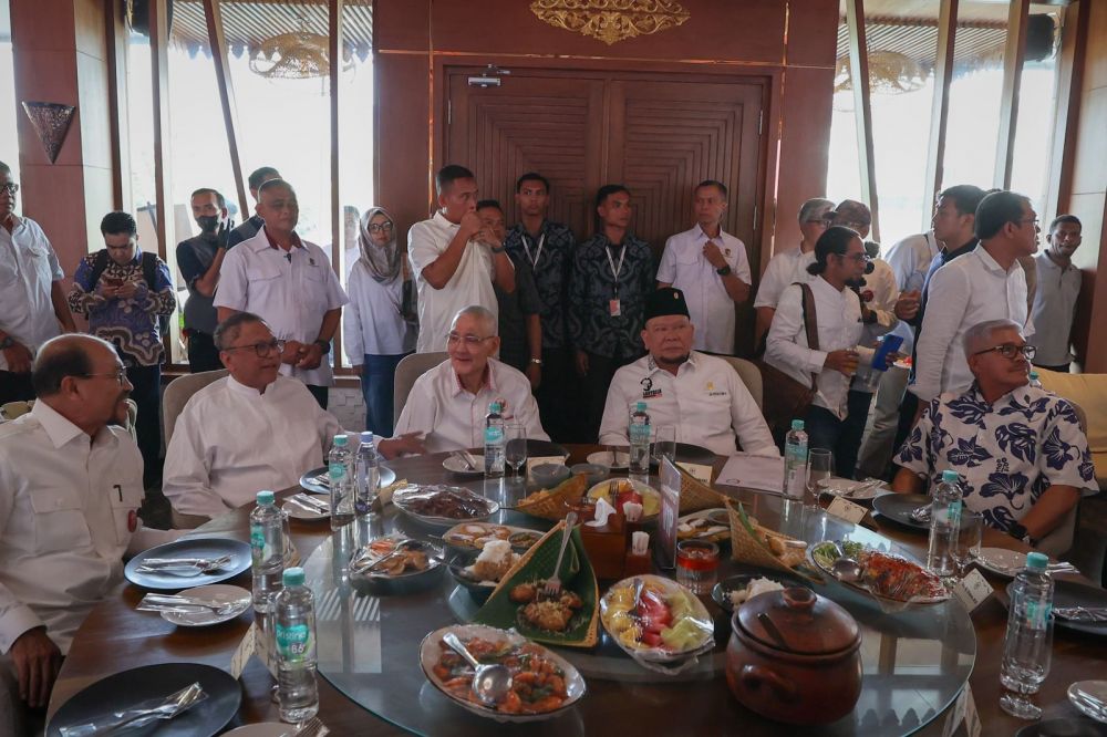 Ketua DPD RI AA LaNyalla Mahmud Mattalitti bersama anggota DPD RI terpilih