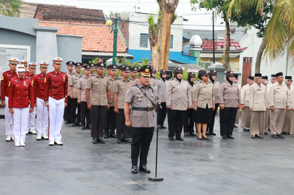 Jelang HUT Bhayangkara ke-78, Polres Tanjung Perak Lakukan Ziarah ke TMP