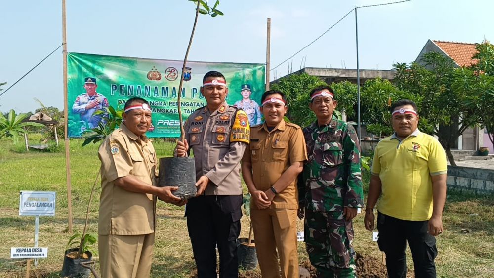 Kapolsek Menganti AKP Roni Ismullah bersama Muspika sambut HUT Bhayangkara