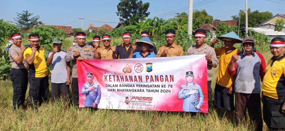 Polsek Benjeng bagikan bibit jagung