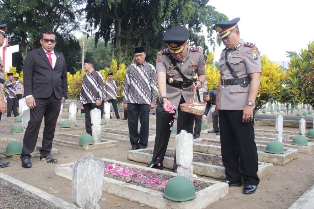 Kapolres Bondowoso AKBP Lintar Mahardhono saat ziarah ke TMP