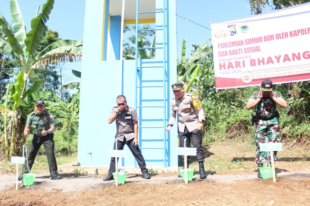 Kapolres Bondowoso AKBP Lintar Mahardhono saat peresmian sumur bor