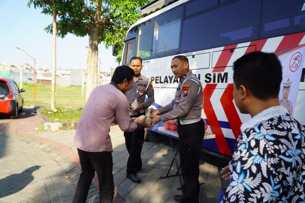 Satlantas Polres Gresik bagikan sarapan gratis tiap pagi untuk pemohon SIM keliling