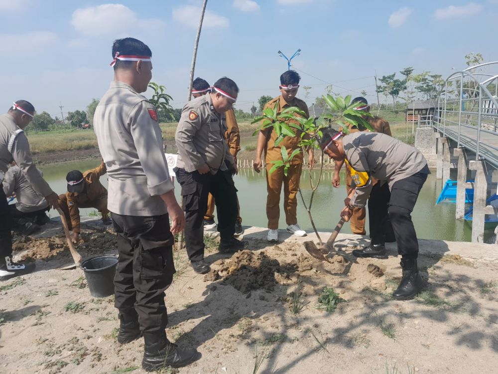 Polsek Balongpanggang tanam pohon di waduk Citani