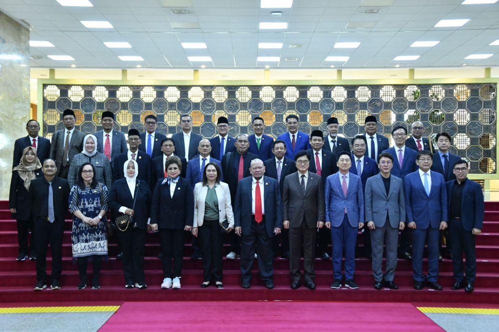 Ketua DPD RI AA LaNyalla Mahmud Mattalitti bersama majelis Nasional Korsel