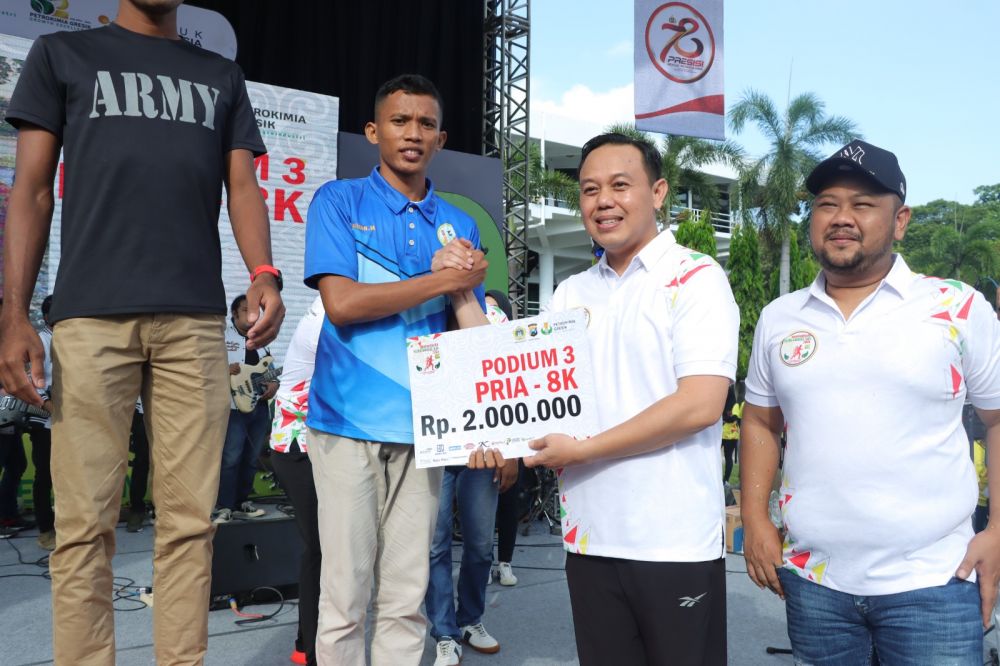 Kapolres Gresik AKBP Adhitya Panji Anom bersama pemenang