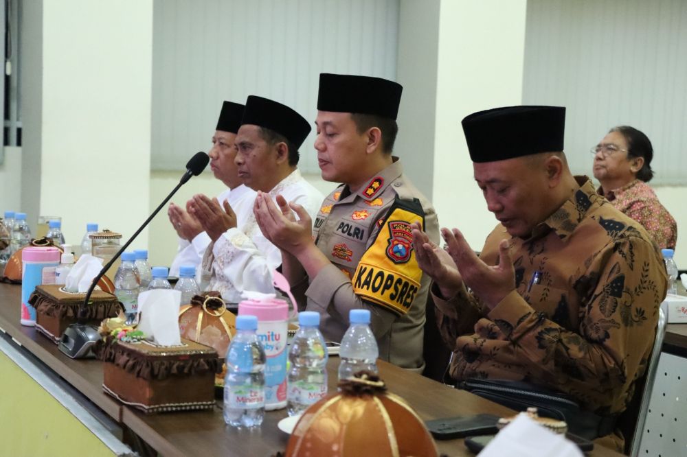 Kapolres Gresik AKBP Adhitya Panji Anom saat gelar doa bersama lintas agama