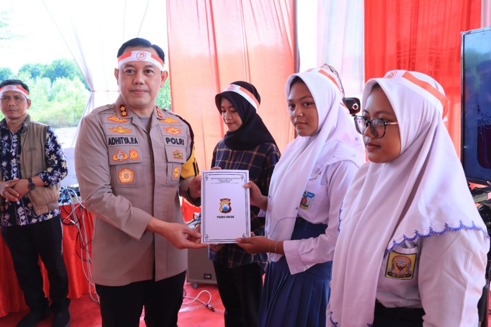 Polres Gresik Beri Beasiswa dan Tanam Pohon Sambutan Hari Bhayangkara ke-78