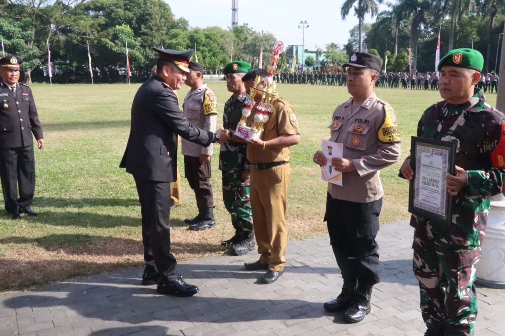 Salam Rangka Peringati HUT Bhayangkara ke-78, Polres Bondowoso Hiasi Langit Biru