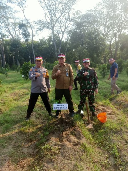 Perhutani KPH Blitar tanam pohon bersama TNI Polri