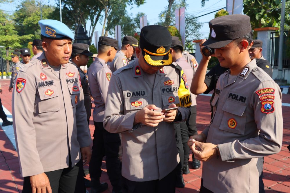 Polres Gresik Gelar Sidak HP Anggota Antisipasi Aplikasi Judi Online