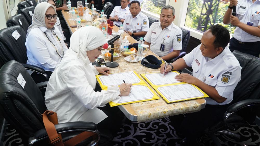 PT KAI Daop 8 Surabaya Lakukan Penandatanganan PKS dengan Kejaksaan Tinggi Jatim