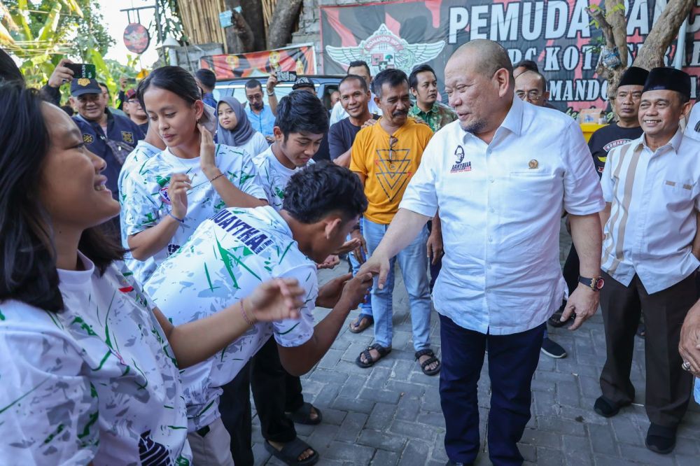 Ketua DPD RI AA LaNyalla Mahmud Mattalitti saat kunjungi camp muaythai di Surabaya 