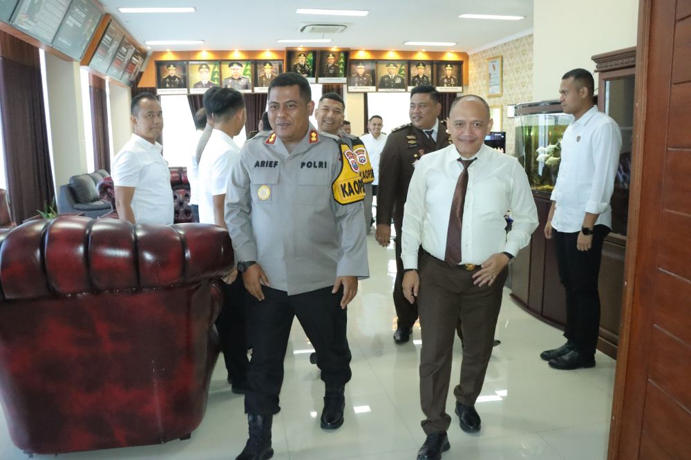 Kapolres Gresik AKBP Arief Kurniawan beri kejutan Kejaksaan Negeri Gresik