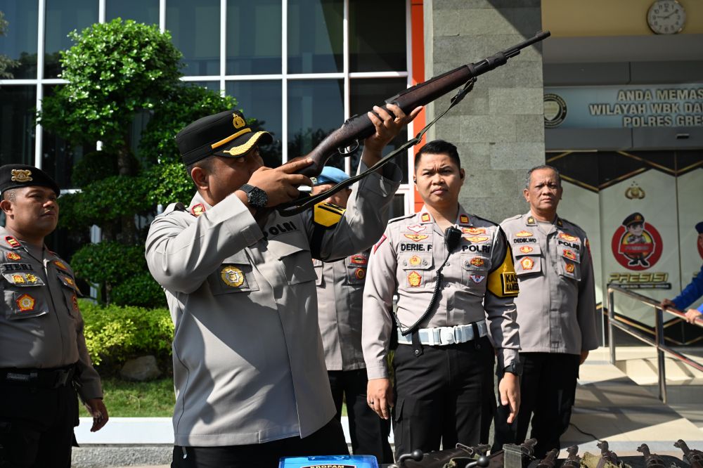 Kapolres Gresik AKBP Arief Kurniawan cek senpi