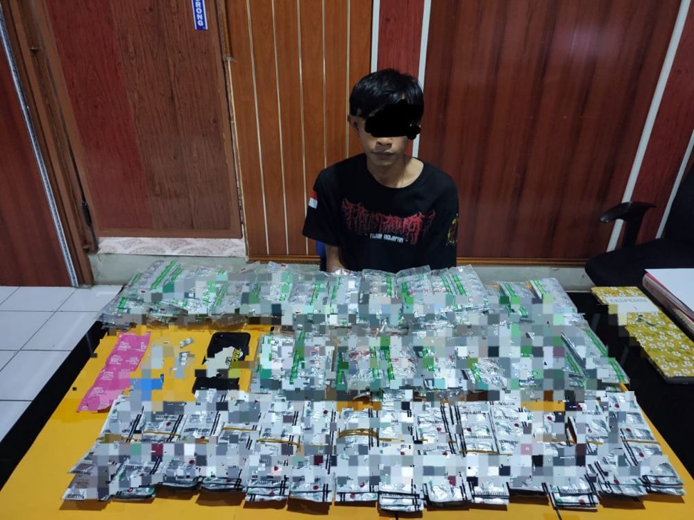 Tersangka diamankan Polisi beserta barang buktinya 