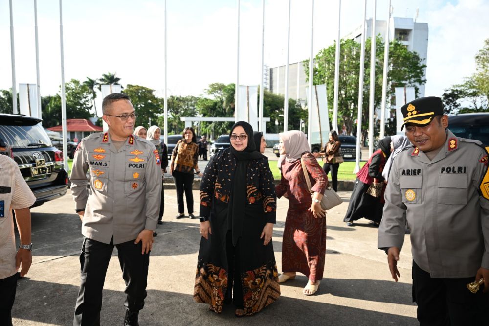 Kapolda Jatim Irjen Pol Drs. Imam Sugianto kunjungan ke Sport Center Tri Dharma Petrokimia Gresik didampingi Kapolres Gresik AKBP Arief Kurniawan