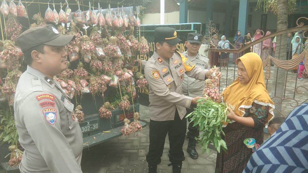 Polsek Cerme Gelar Jum'at Berbagi Sayuran di Tengah Masyarakat