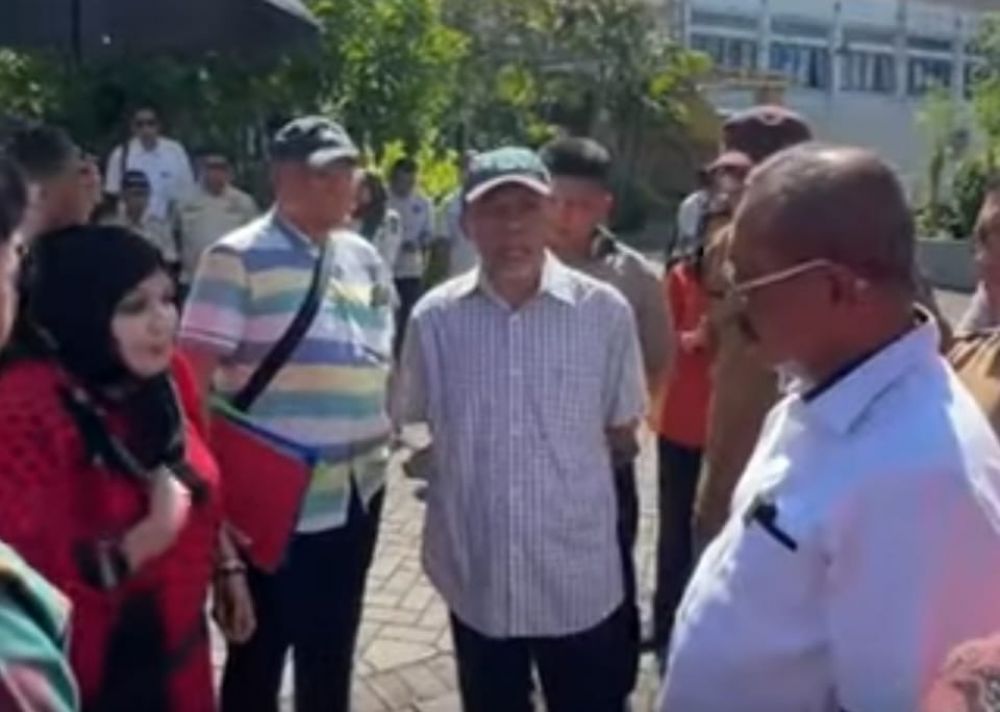 Warga perumahan Tompotika Surabaya debat dengan pihak Sekolah Petra