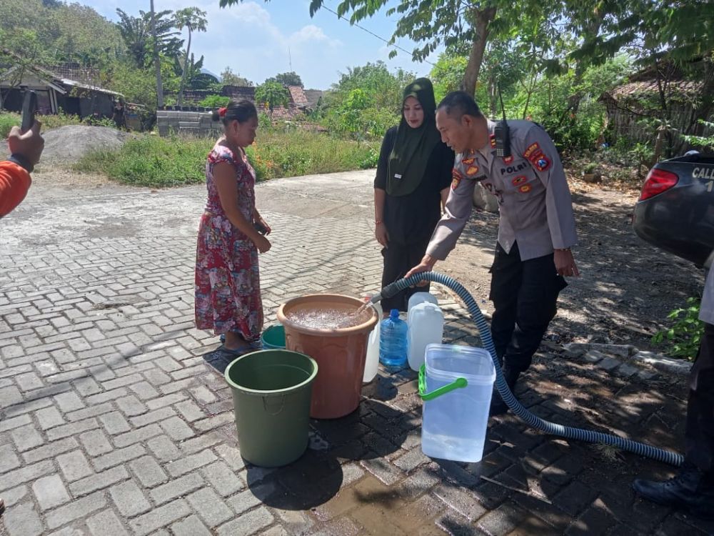 Polres Bondowoso salurkan bantuan air bersih 