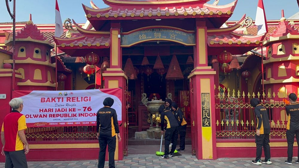 Peringati Hari Jadi Polwan ke-76, Polres Gresik Gelar Baksos di Klenteng Kim Hin Kyong