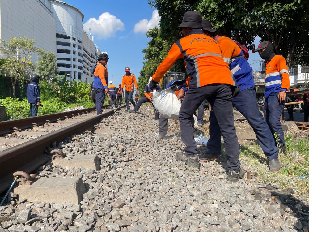 KAI Daop 8 Surabaya lakukan sterilisasi jalur KA