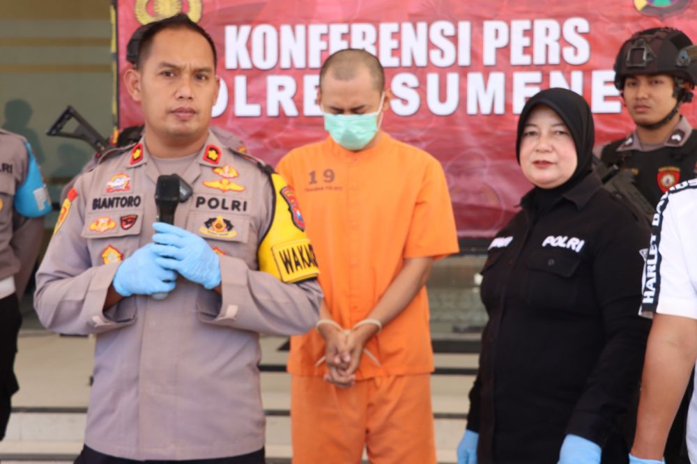 Tersangka diamankan Polisi beserta barang buktinya 