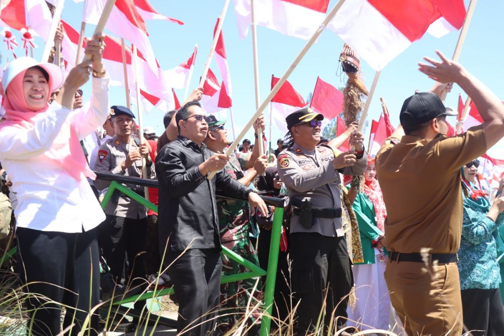 Polres dan Pemkab Bondowoso Kibarkan Bendera Merah Putih di Kawah Wurung