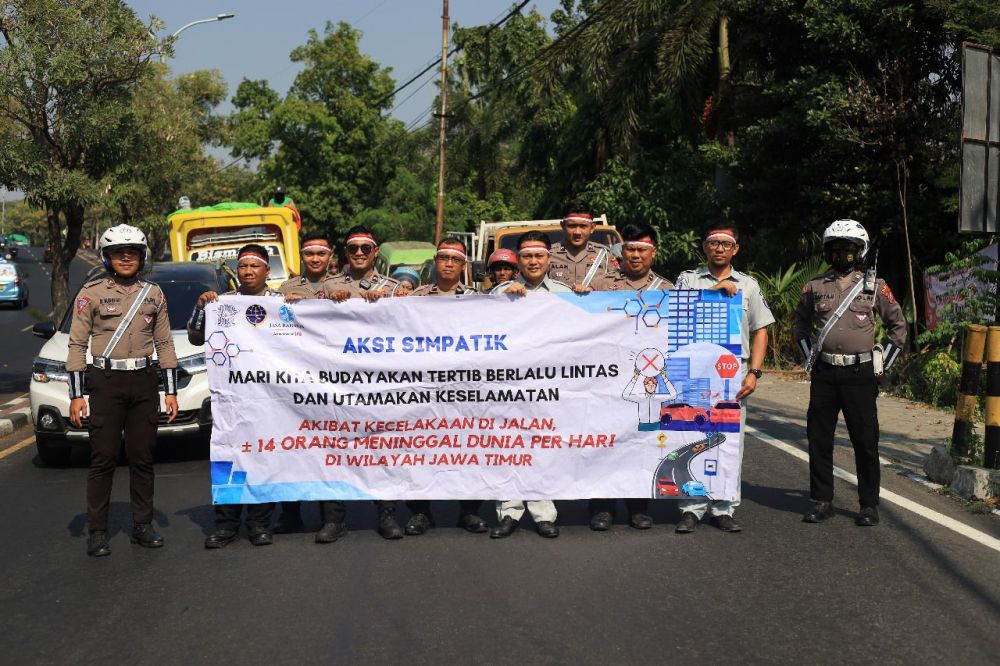 Satlantas Polres Gresik bersama Jasa Raharja sosialisasi keselamatan berlalu lintas dan peringati HUT RI ke-79