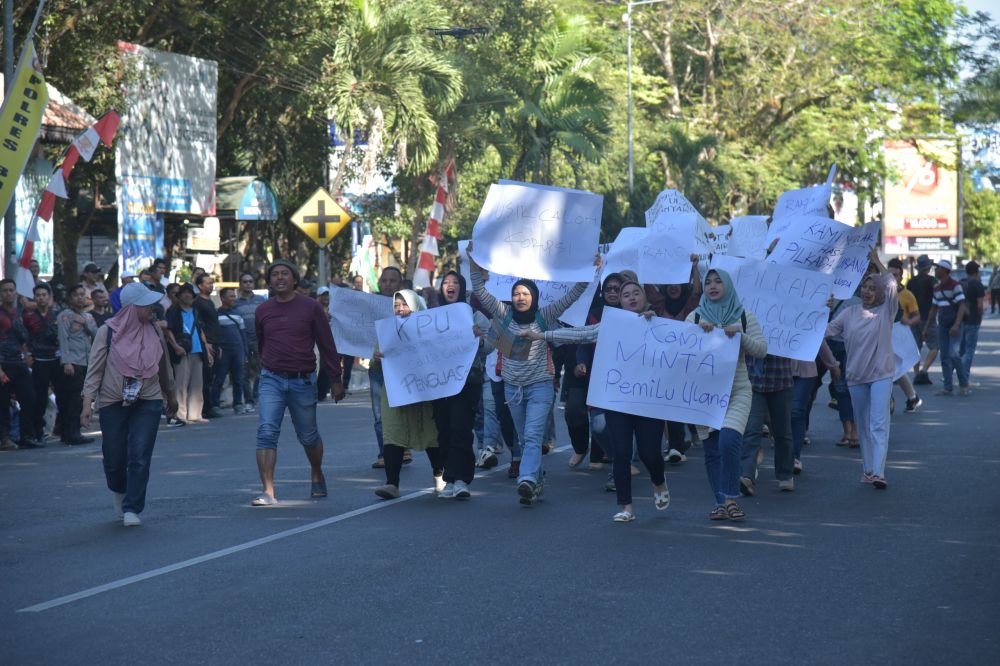 Polres Bondowoso Gelar Sispamkota di Depan Pendopo