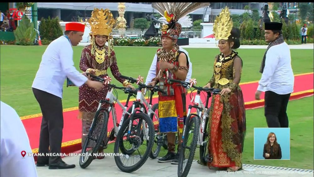 Ibu Ketua DPD RI Enny LaNyalla Dapat Hadiah Sepeda dari Presiden RI