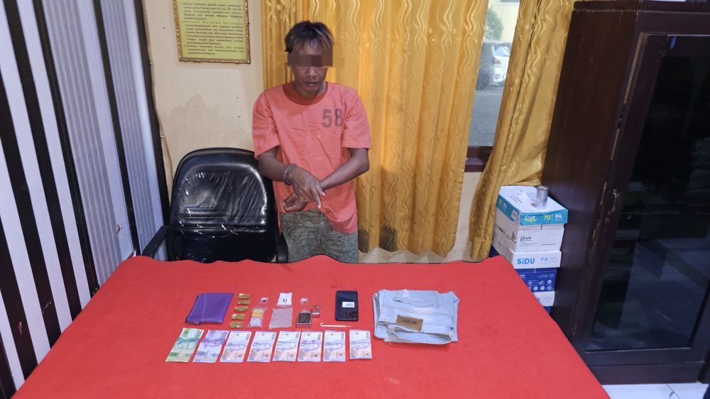 Tersangka diamankan Polisi beserta barang buktinya