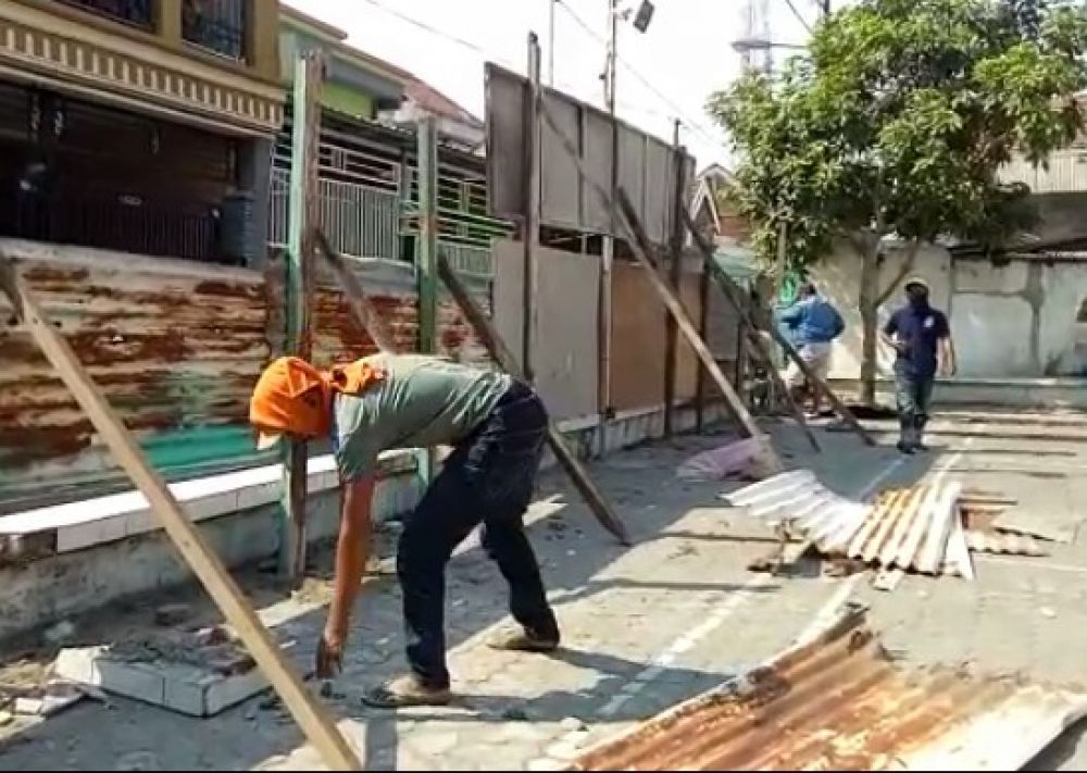 Tanah milik Achmad Husei yang jadi lapangan bulutangkis mulai dipagari seng pada Kamis (24/10/2019)