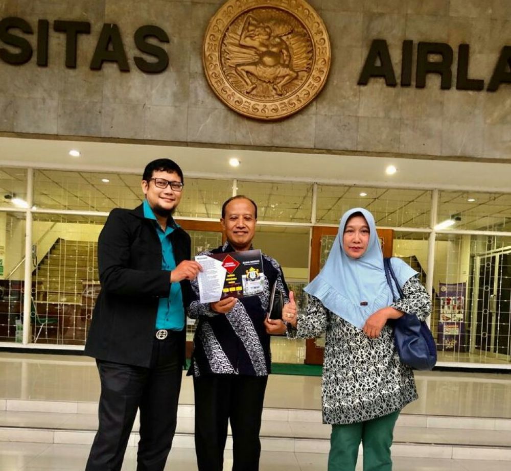 Dr Jamhadi (tengah) dan Dr Cicik, bersama Dr Gancar Candra Premananto, SE., M.Si.
