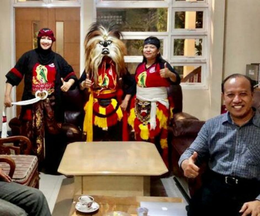 Jamhadi (kanan) bersama Tri Heni Astuti (kiri) dan anggota Paguyuban Sardulo Sareswari 