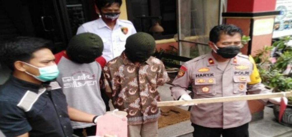 Tersangka diamankan unit Reskrim Polsek Asemrowo Surabaya