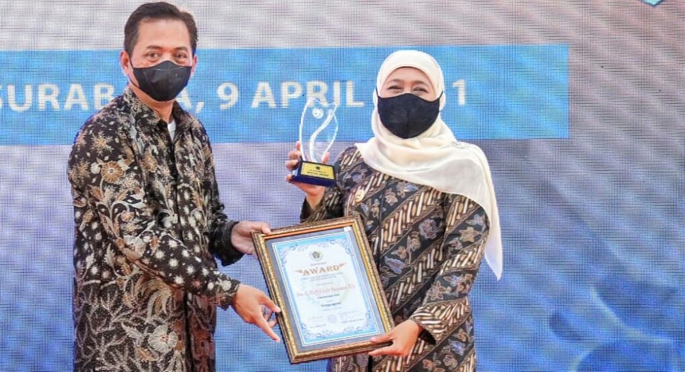 Gubernur Jatim Khofifah Indar Parawansa memperoleh penghargaan anugerah PWI Jatim Award kategori spesial award yang diserahkan langsung oleh ketua PWI Jatim Ainur Rohim