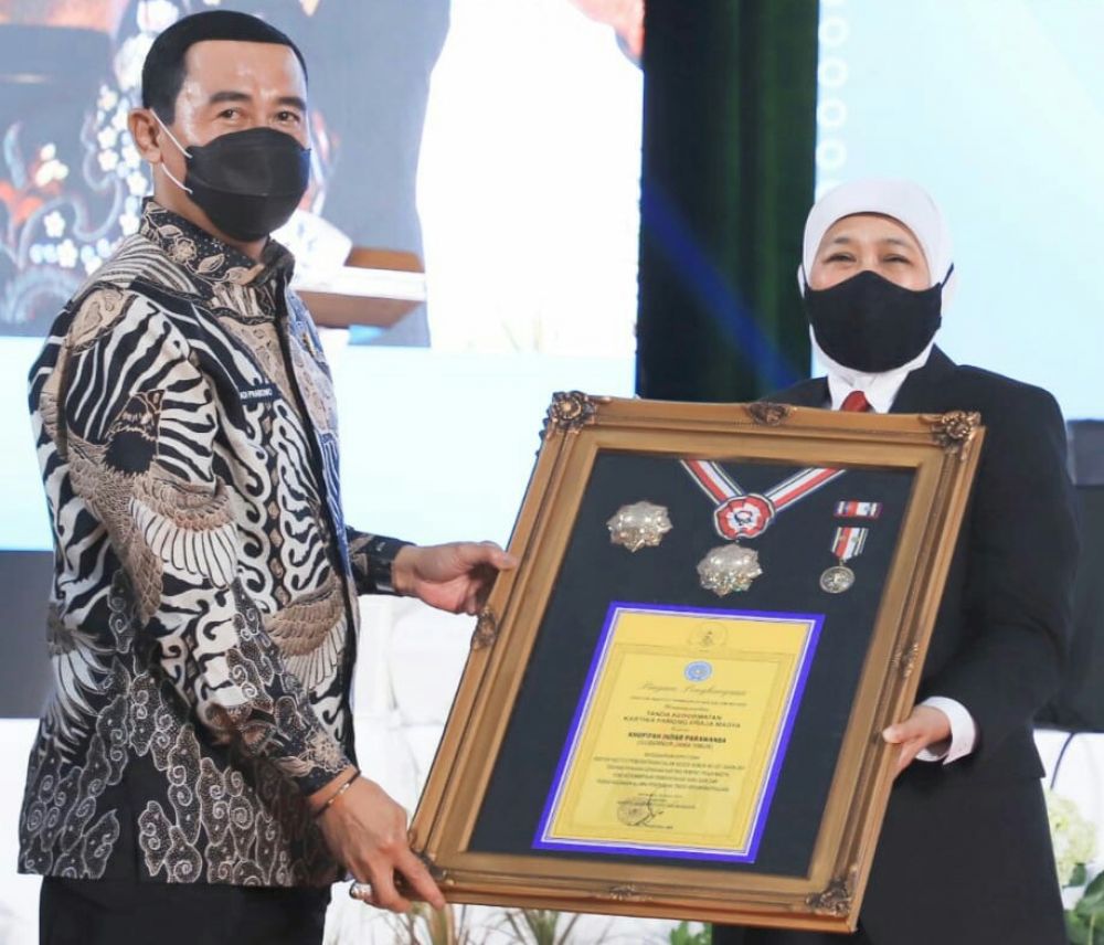 Gubernur Jatim Khofifah Indar Parawansa terima tanda kehormatan Kartika Pamong Praja Madya dari IPDN