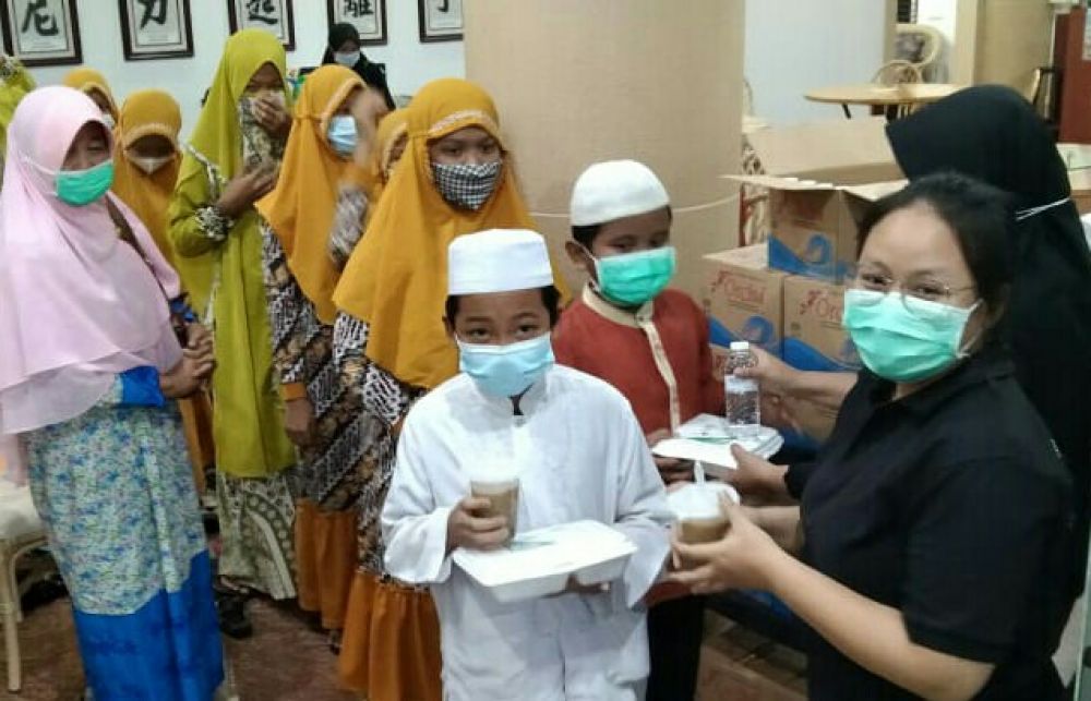 Yayasan Horng Yuan Dharma Maha Agung bagikan makanan ke anak-anak panti asuhan